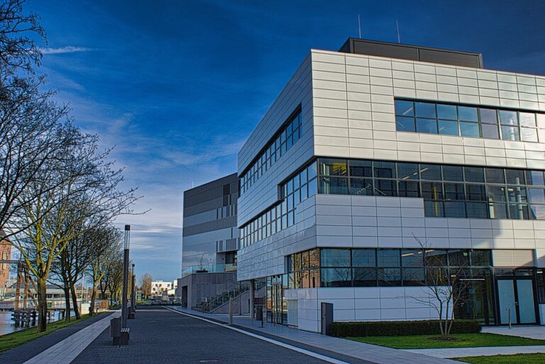 Universitas Logistik dan Bisnis Internasional: Menjadi Pusat Pendidikan Unggulan di Indonesia